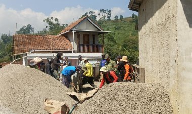 BABINSA MELAKSANAKAN SAMBAT-SINAMBAT DALAM PENGECORAN JALAN DI DESA CIKITU